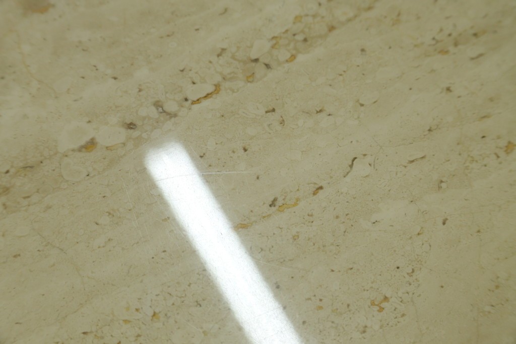ヨーロッパヴィンテージ　重厚感のある大理石のモダンなローテーブル　(R-084273)