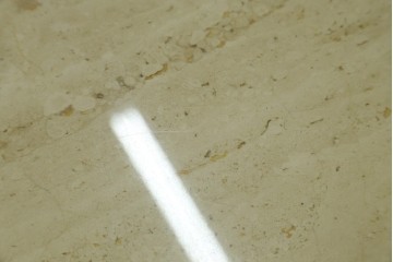 ヨーロッパヴィンテージ　重厚感のある大理石のモダンなローテーブル　(R-084273)