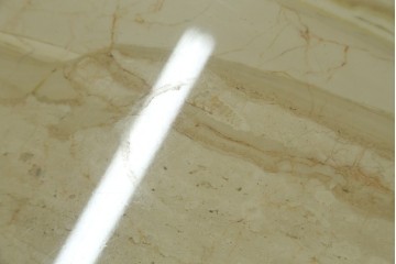 ヨーロッパヴィンテージ　重厚感のある大理石のモダンなローテーブル　(R-084273)
