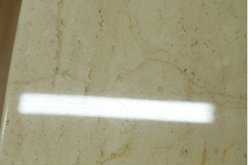 ヨーロッパヴィンテージ　重厚感のある大理石のモダンなローテーブル　(R-084273)