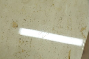 ヨーロッパヴィンテージ　重厚感のある大理石のモダンなローテーブル　(R-084273)
