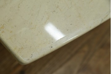 ヨーロッパヴィンテージ　重厚感のある大理石のモダンなローテーブル　(R-084273)