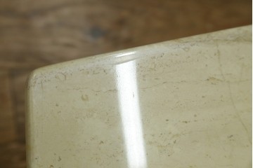 ヨーロッパヴィンテージ　重厚感のある大理石のモダンなローテーブル　(R-084273)