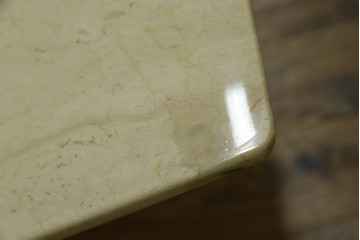 ヨーロッパヴィンテージ　重厚感のある大理石のモダンなローテーブル　(R-084273)