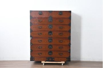 中古　美品　民芸家具　高級品!!　欅(ケヤキ)材　内部桐(キリ)材　蝶の図手打ち金具　伝統技術が息づく漆塗りの米沢箪笥(重ね箪笥、和タンス、収納箪笥、バラ売り可能)(R-084275)