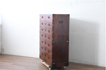 中古　美品　民芸家具　高級品!!　欅(ケヤキ)材　内部桐(キリ)材　蝶の図手打ち金具　伝統技術が息づく漆塗りの米沢箪笥(重ね箪笥、和タンス、収納箪笥、バラ売り可能)(R-084275)