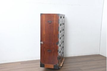 中古　美品　民芸家具　高級品!!　欅(ケヤキ)材　内部桐(キリ)材　蝶の図手打ち金具　伝統技術が息づく漆塗りの米沢箪笥(重ね箪笥、和タンス、収納箪笥、バラ売り可能)(R-084275)