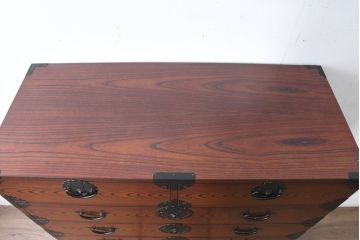 中古　美品　民芸家具　高級品!!　欅(ケヤキ)材　内部桐(キリ)材　蝶の図手打ち金具　伝統技術が息づく漆塗りの米沢箪笥(重ね箪笥、和タンス、収納箪笥、バラ売り可能)(R-084275)