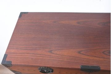 中古　美品　民芸家具　高級品!!　欅(ケヤキ)材　内部桐(キリ)材　蝶の図手打ち金具　伝統技術が息づく漆塗りの米沢箪笥(重ね箪笥、和タンス、収納箪笥、バラ売り可能)(R-084275)