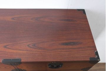 中古　美品　民芸家具　高級品!!　欅(ケヤキ)材　内部桐(キリ)材　蝶の図手打ち金具　伝統技術が息づく漆塗りの米沢箪笥(重ね箪笥、和タンス、収納箪笥、バラ売り可能)(R-084275)