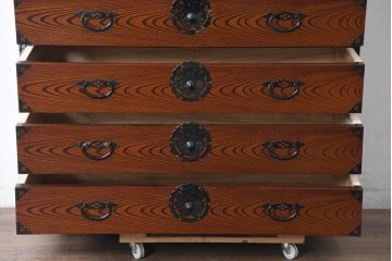 中古　美品　民芸家具　高級品!!　欅(ケヤキ)材　内部桐(キリ)材　蝶の図手打ち金具　伝統技術が息づく漆塗りの米沢箪笥(重ね箪笥、和タンス、収納箪笥、バラ売り可能)(R-084275)
