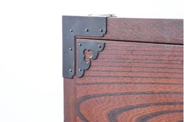 中古　美品　民芸家具　高級品!!　欅(ケヤキ)材　内部桐(キリ)材　蝶の図手打ち金具　伝統技術が息づく漆塗りの米沢箪笥(重ね箪笥、和タンス、収納箪笥、バラ売り可能)(R-084275)