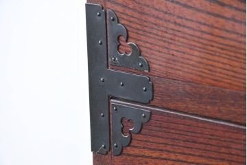 中古　美品　民芸家具　高級品!!　欅(ケヤキ)材　内部桐(キリ)材　蝶の図手打ち金具　伝統技術が息づく漆塗りの米沢箪笥(重ね箪笥、和タンス、収納箪笥、バラ売り可能)(R-084275)