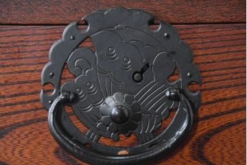 中古　美品　民芸家具　高級品!!　欅(ケヤキ)材　内部桐(キリ)材　蝶の図手打ち金具　伝統技術が息づく漆塗りの米沢箪笥(重ね箪笥、和タンス、収納箪笥、バラ売り可能)(R-084275)