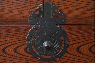 中古　美品　民芸家具　高級品!!　欅(ケヤキ)材　内部桐(キリ)材　蝶の図手打ち金具　伝統技術が息づく漆塗りの米沢箪笥(重ね箪笥、和タンス、収納箪笥、バラ売り可能)(R-084275)
