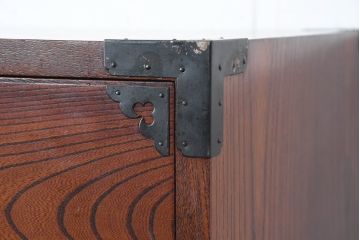 中古　美品　民芸家具　高級品!!　欅(ケヤキ)材　内部桐(キリ)材　蝶の図手打ち金具　伝統技術が息づく漆塗りの米沢箪笥(重ね箪笥、和タンス、収納箪笥、バラ売り可能)(R-084275)
