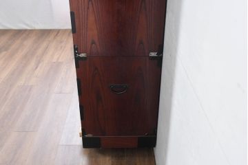 中古　美品　民芸家具　高級品!!　欅(ケヤキ)材　内部桐(キリ)材　蝶の図手打ち金具　伝統技術が息づく漆塗りの米沢箪笥(重ね箪笥、和タンス、収納箪笥、バラ売り可能)(R-084275)