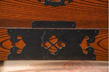 中古　美品　民芸家具　高級品!!　欅(ケヤキ)材　内部桐(キリ)材　蝶の図手打ち金具　伝統技術が息づく漆塗りの米沢箪笥(重ね箪笥、和タンス、収納箪笥、バラ売り可能)(R-084275)