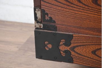 中古　美品　民芸家具　高級品!!　欅(ケヤキ)材　内部桐(キリ)材　蝶の図手打ち金具　伝統技術が息づく漆塗りの米沢箪笥(重ね箪笥、和タンス、収納箪笥、バラ売り可能)(R-084275)