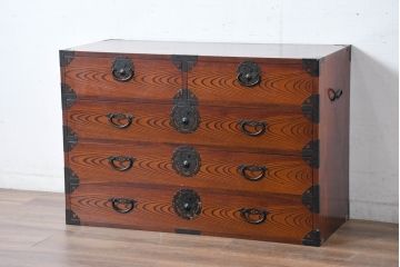 中古　美品　民芸家具　高級品!!　欅(ケヤキ)材　内部桐(キリ)材　蝶の図手打ち金具　伝統技術が息づく漆塗りの米沢箪笥ローチェスト(和タンス、収納箪笥、整理箪笥、引き出し、ローボード、テレビ台、テレビボード)(R-084276)
