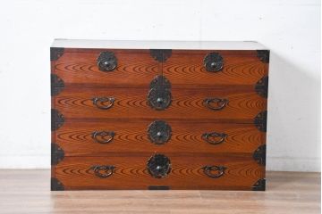 中古　美品　民芸家具　高級品!!　欅(ケヤキ)材　内部桐(キリ)材　蝶の図手打ち金具　伝統技術が息づく漆塗りの米沢箪笥ローチェスト(和タンス、収納箪笥、整理箪笥、引き出し、ローボード、テレビ台、テレビボード)(R-084276)