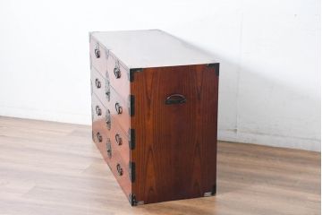 中古　美品　民芸家具　高級品!!　欅(ケヤキ)材　内部桐(キリ)材　蝶の図手打ち金具　伝統技術が息づく漆塗りの米沢箪笥ローチェスト(和タンス、収納箪笥、整理箪笥、引き出し、ローボード、テレビ台、テレビボード)(R-084276)