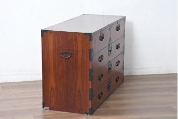 中古　美品　民芸家具　高級品!!　欅(ケヤキ)材　内部桐(キリ)材　蝶の図手打ち金具　伝統技術が息づく漆塗りの米沢箪笥ローチェスト(和タンス、収納箪笥、整理箪笥、引き出し、ローボード、テレビ台、テレビボード)(R-084276)