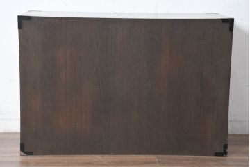 中古　美品　民芸家具　高級品!!　欅(ケヤキ)材　内部桐(キリ)材　蝶の図手打ち金具　伝統技術が息づく漆塗りの米沢箪笥ローチェスト(和タンス、収納箪笥、整理箪笥、引き出し、ローボード、テレビ台、テレビボード)(R-084276)