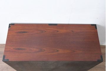 中古　美品　民芸家具　高級品!!　欅(ケヤキ)材　内部桐(キリ)材　蝶の図手打ち金具　伝統技術が息づく漆塗りの米沢箪笥ローチェスト(和タンス、収納箪笥、整理箪笥、引き出し、ローボード、テレビ台、テレビボード)(R-084276)