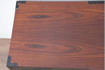 中古　美品　民芸家具　高級品!!　欅(ケヤキ)材　内部桐(キリ)材　蝶の図手打ち金具　伝統技術が息づく漆塗りの米沢箪笥ローチェスト(和タンス、収納箪笥、整理箪笥、引き出し、ローボード、テレビ台、テレビボード)(R-084276)