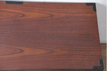 中古　美品　民芸家具　高級品!!　欅(ケヤキ)材　内部桐(キリ)材　蝶の図手打ち金具　伝統技術が息づく漆塗りの米沢箪笥ローチェスト(和タンス、収納箪笥、整理箪笥、引き出し、ローボード、テレビ台、テレビボード)(R-084276)