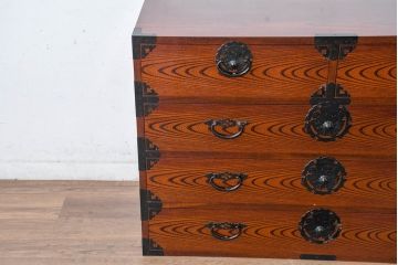 中古　美品　民芸家具　高級品!!　欅(ケヤキ)材　内部桐(キリ)材　蝶の図手打ち金具　伝統技術が息づく漆塗りの米沢箪笥ローチェスト(和タンス、収納箪笥、整理箪笥、引き出し、ローボード、テレビ台、テレビボード)(R-084276)