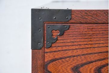 中古　美品　民芸家具　高級品!!　欅(ケヤキ)材　内部桐(キリ)材　蝶の図手打ち金具　伝統技術が息づく漆塗りの米沢箪笥ローチェスト(和タンス、収納箪笥、整理箪笥、引き出し、ローボード、テレビ台、テレビボード)(R-084276)