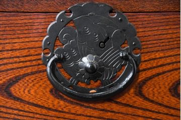 中古　美品　民芸家具　高級品!!　欅(ケヤキ)材　内部桐(キリ)材　蝶の図手打ち金具　伝統技術が息づく漆塗りの米沢箪笥ローチェスト(和タンス、収納箪笥、整理箪笥、引き出し、ローボード、テレビ台、テレビボード)(R-084276)