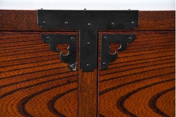 中古　美品　民芸家具　高級品!!　欅(ケヤキ)材　内部桐(キリ)材　蝶の図手打ち金具　伝統技術が息づく漆塗りの米沢箪笥ローチェスト(和タンス、収納箪笥、整理箪笥、引き出し、ローボード、テレビ台、テレビボード)(R-084276)