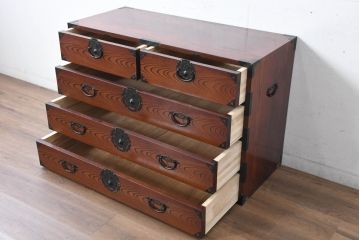 中古　美品　民芸家具　高級品!!　欅(ケヤキ)材　内部桐(キリ)材　蝶の図手打ち金具　伝統技術が息づく漆塗りの米沢箪笥ローチェスト(和タンス、収納箪笥、整理箪笥、引き出し、ローボード、テレビ台、テレビボード)(R-084276)