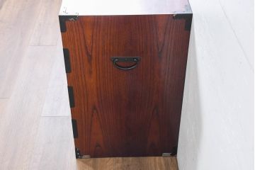 中古　美品　民芸家具　高級品!!　欅(ケヤキ)材　内部桐(キリ)材　蝶の図手打ち金具　伝統技術が息づく漆塗りの米沢箪笥ローチェスト(和タンス、収納箪笥、整理箪笥、引き出し、ローボード、テレビ台、テレビボード)(R-084276)
