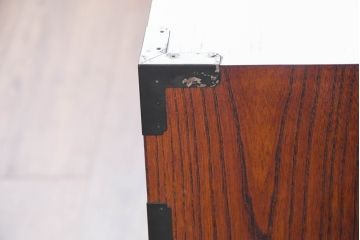 中古　美品　民芸家具　高級品!!　欅(ケヤキ)材　内部桐(キリ)材　蝶の図手打ち金具　伝統技術が息づく漆塗りの米沢箪笥ローチェスト(和タンス、収納箪笥、整理箪笥、引き出し、ローボード、テレビ台、テレビボード)(R-084276)