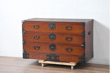 中古　美品　民芸家具　高級品!!　欅(ケヤキ)材　内部桐(キリ)材　天板リメイク　蝶の図手打ち金具　伝統技術が息づく漆塗りの米沢箪笥ローチェスト(和タンス、収納箪笥、整理箪笥、引き出し、ローボード、テレビ台、テレビボード)(R-084277)