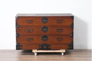 中古　美品　民芸家具　高級品!!　欅(ケヤキ)材　内部桐(キリ)材　天板リメイク　蝶の図手打ち金具　伝統技術が息づく漆塗りの米沢箪笥ローチェスト(和タンス、収納箪笥、整理箪笥、引き出し、ローボード、テレビ台、テレビボード)(R-084277)
