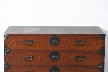 中古　美品　民芸家具　高級品!!　欅(ケヤキ)材　内部桐(キリ)材　天板リメイク　蝶の図手打ち金具　伝統技術が息づく漆塗りの米沢箪笥ローチェスト(和タンス、収納箪笥、整理箪笥、引き出し、ローボード、テレビ台、テレビボード)(R-084277)
