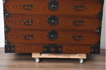 中古　美品　民芸家具　高級品!!　欅(ケヤキ)材　内部桐(キリ)材　天板リメイク　蝶の図手打ち金具　伝統技術が息づく漆塗りの米沢箪笥ローチェスト(和タンス、収納箪笥、整理箪笥、引き出し、ローボード、テレビ台、テレビボード)(R-084277)