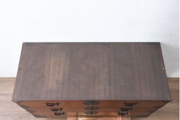 中古　美品　民芸家具　高級品!!　欅(ケヤキ)材　内部桐(キリ)材　天板リメイク　蝶の図手打ち金具　伝統技術が息づく漆塗りの米沢箪笥ローチェスト(和タンス、収納箪笥、整理箪笥、引き出し、ローボード、テレビ台、テレビボード)(R-084277)