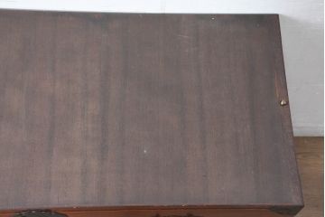 中古　美品　民芸家具　高級品!!　欅(ケヤキ)材　内部桐(キリ)材　天板リメイク　蝶の図手打ち金具　伝統技術が息づく漆塗りの米沢箪笥ローチェスト(和タンス、収納箪笥、整理箪笥、引き出し、ローボード、テレビ台、テレビボード)(R-084277)