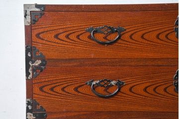 中古　美品　民芸家具　高級品!!　欅(ケヤキ)材　内部桐(キリ)材　天板リメイク　蝶の図手打ち金具　伝統技術が息づく漆塗りの米沢箪笥ローチェスト(和タンス、収納箪笥、整理箪笥、引き出し、ローボード、テレビ台、テレビボード)(R-084277)