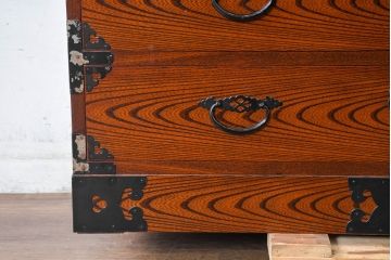中古　美品　民芸家具　高級品!!　欅(ケヤキ)材　内部桐(キリ)材　天板リメイク　蝶の図手打ち金具　伝統技術が息づく漆塗りの米沢箪笥ローチェスト(和タンス、収納箪笥、整理箪笥、引き出し、ローボード、テレビ台、テレビボード)(R-084277)
