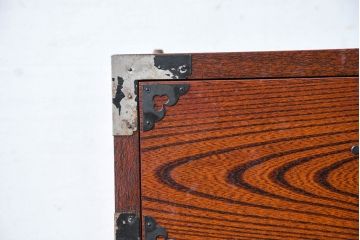 中古　美品　民芸家具　高級品!!　欅(ケヤキ)材　内部桐(キリ)材　天板リメイク　蝶の図手打ち金具　伝統技術が息づく漆塗りの米沢箪笥ローチェスト(和タンス、収納箪笥、整理箪笥、引き出し、ローボード、テレビ台、テレビボード)(R-084277)