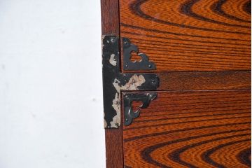 中古　美品　民芸家具　高級品!!　欅(ケヤキ)材　内部桐(キリ)材　天板リメイク　蝶の図手打ち金具　伝統技術が息づく漆塗りの米沢箪笥ローチェスト(和タンス、収納箪笥、整理箪笥、引き出し、ローボード、テレビ台、テレビボード)(R-084277)