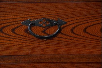 中古　美品　民芸家具　高級品!!　欅(ケヤキ)材　内部桐(キリ)材　天板リメイク　蝶の図手打ち金具　伝統技術が息づく漆塗りの米沢箪笥ローチェスト(和タンス、収納箪笥、整理箪笥、引き出し、ローボード、テレビ台、テレビボード)(R-084277)