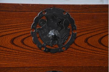 中古　美品　民芸家具　高級品!!　欅(ケヤキ)材　内部桐(キリ)材　天板リメイク　蝶の図手打ち金具　伝統技術が息づく漆塗りの米沢箪笥ローチェスト(和タンス、収納箪笥、整理箪笥、引き出し、ローボード、テレビ台、テレビボード)(R-084277)